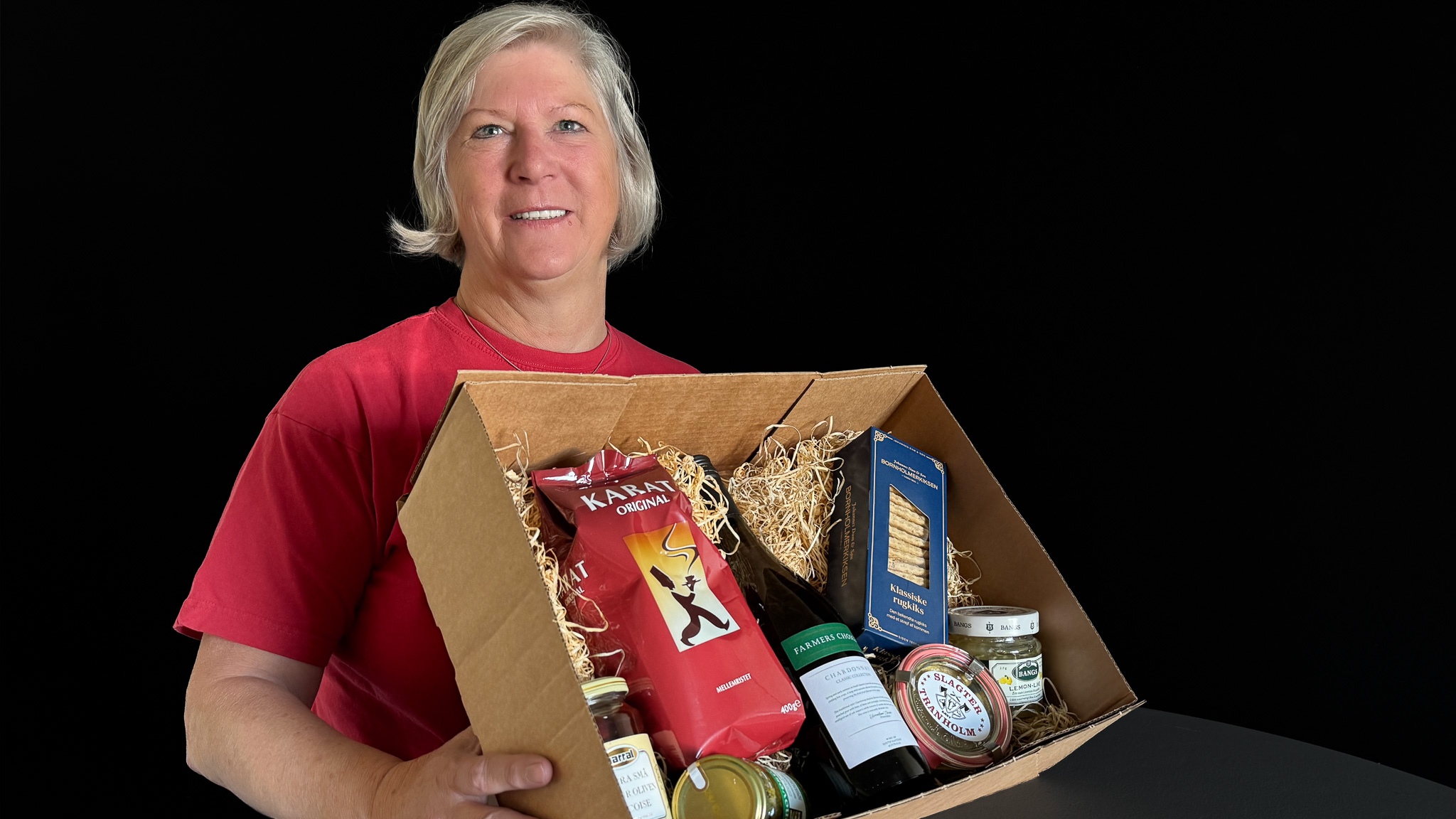 Anne-Grethe med gavekasse